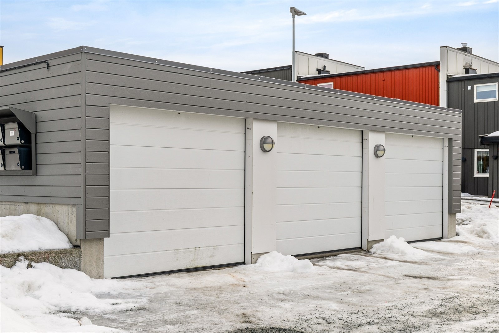 Det medfølger garasjeplass i felles garasjerekke rett boligen. Elbil-lader ble installert i 2025. Galleribilde