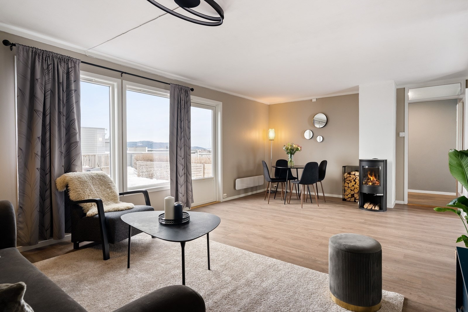 De fleste vinduer ble byttet frem til 2020, innvendige vegger malt i 2021 og det er ekstra lydisolering mellom 1.etg og kjeller. Galleribilde