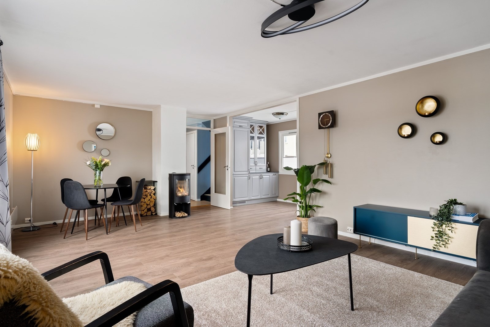 Stuen kan møbleres på ulike måter, med rom for både sofagruppe og spisebord. Galleribilde