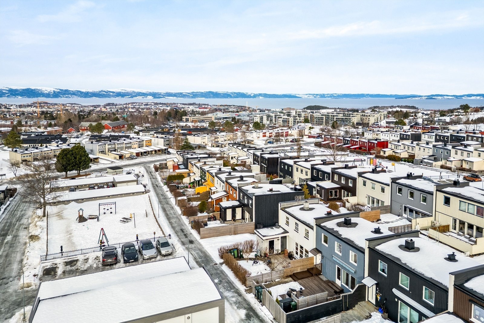 Rekkehuset har en attraktiv plassering uten gjennomgangstrafikk i et rolig og barnevennlig område. Det er umiddelbar nærhet til butikk, bussholdeplass og trygg skolevei. Galleribilde