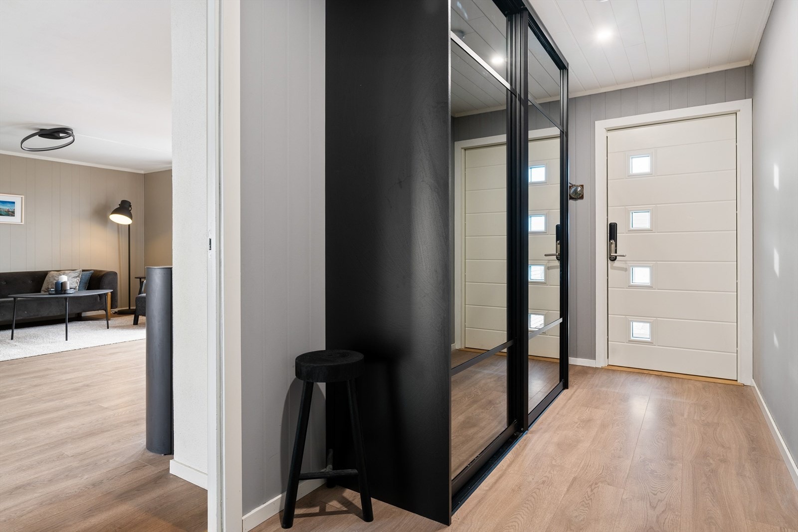 Romslig entré med gulvvarme og innebygd garderobe fra Garderobemekka (2023). Ytterdør er skiftet i 2024 med praktisk kodelås. Galleribilde