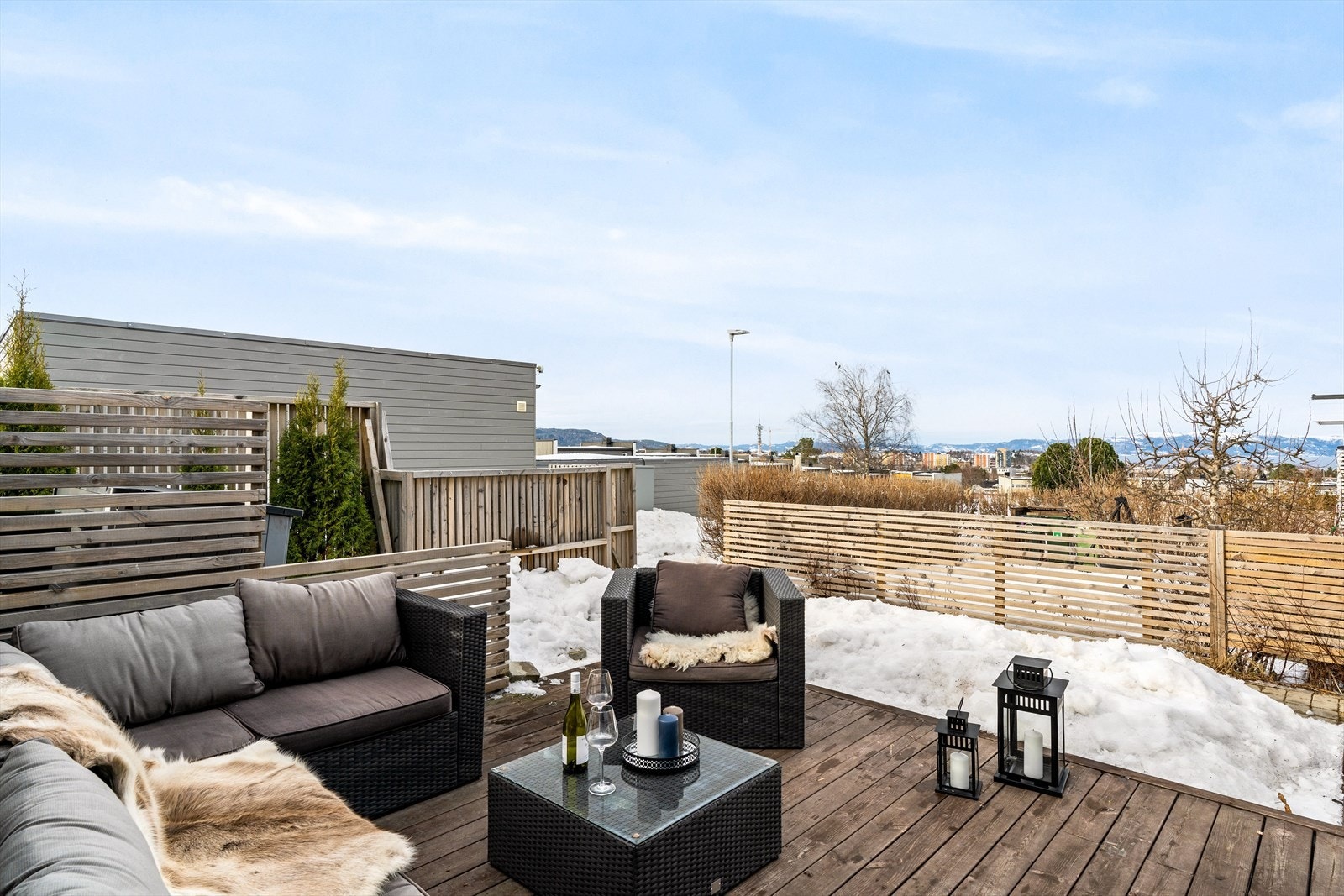 Terrassen har særdeles gode solforhold fra formiddag til kveld, noe som gjør den til et ideelt oppholdssted på finværsdager. Galleribilde