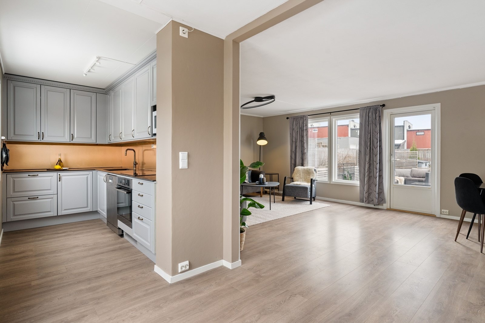 Stue og kjøkken har delvis åpen løsning og utgjør til sammen 38,5 kvm. Galleribilde