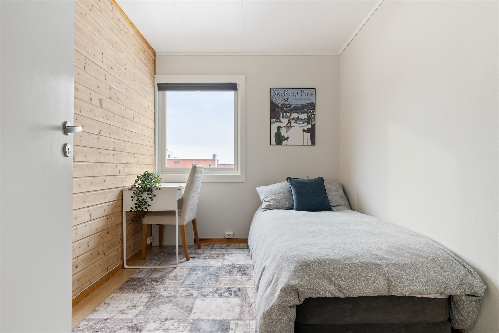 Det er god plass til enkel- eller dobbeltseng, nattbord og garderobe. Galleribilde