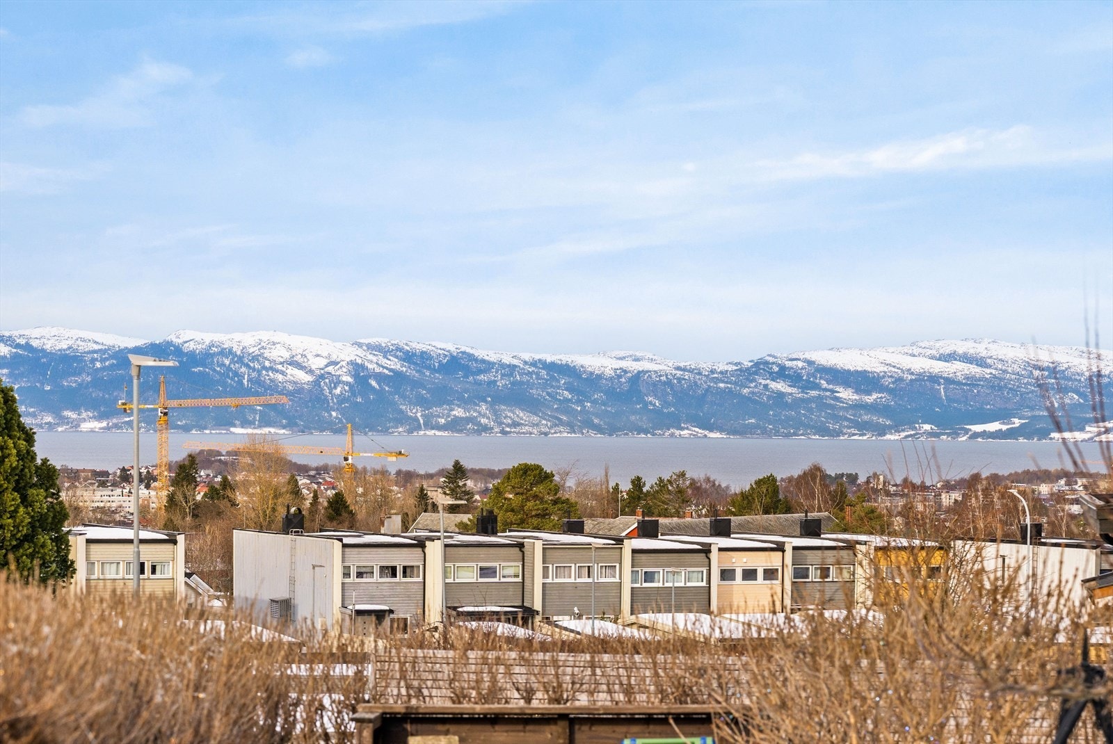 Vakker utsikt mot fjorden og Fosenalpene fra den solrike terrassen. Galleribilde