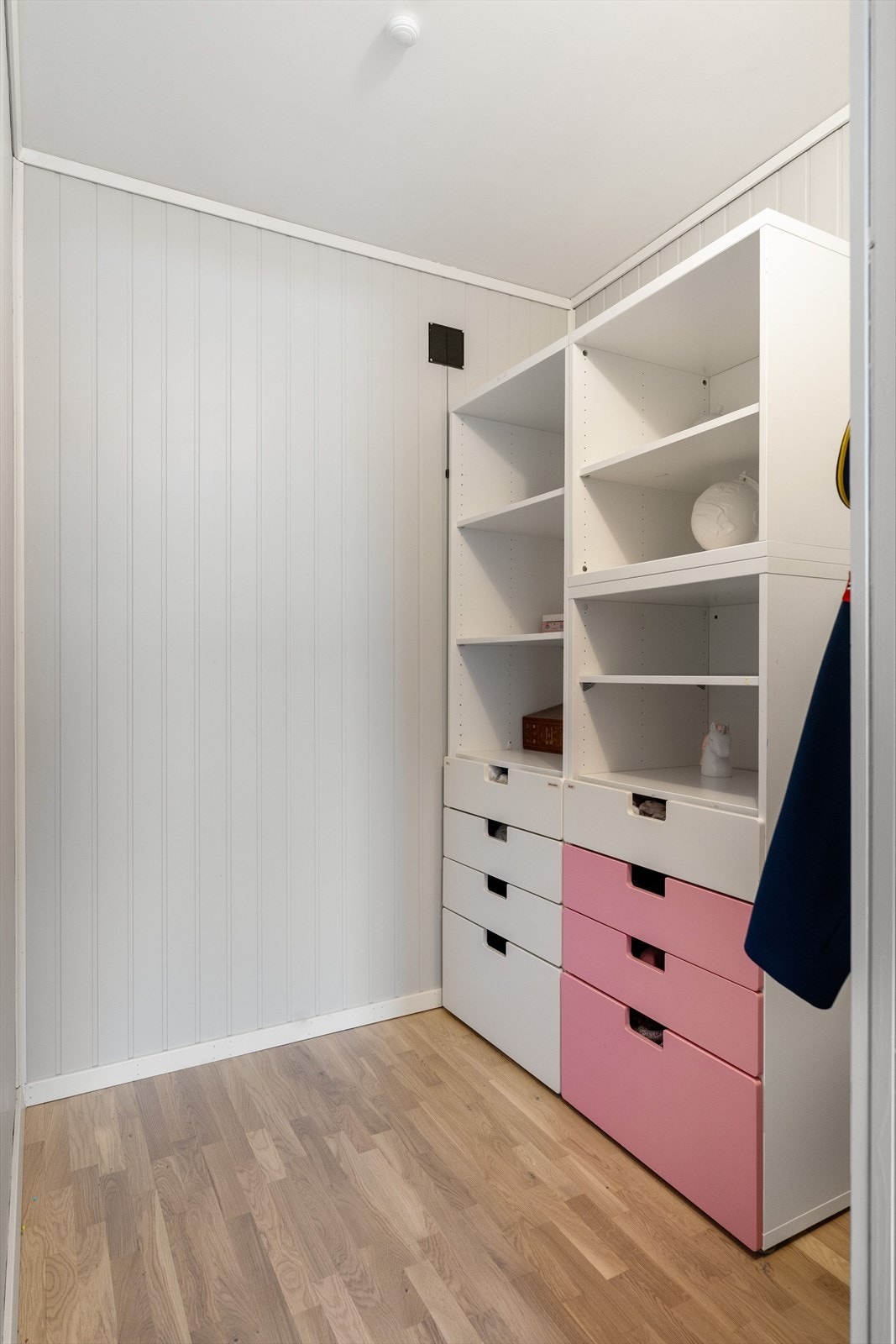 Hoveddelen har tre boder på 3 kvm hver til lagringsformål. Galleribilde