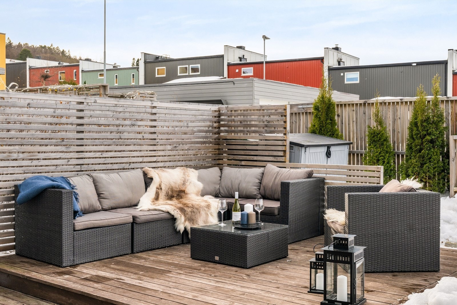 Stor, vestvendt terrasse på 30 kvm med rikelig plass til hagemøbler. Galleribilde