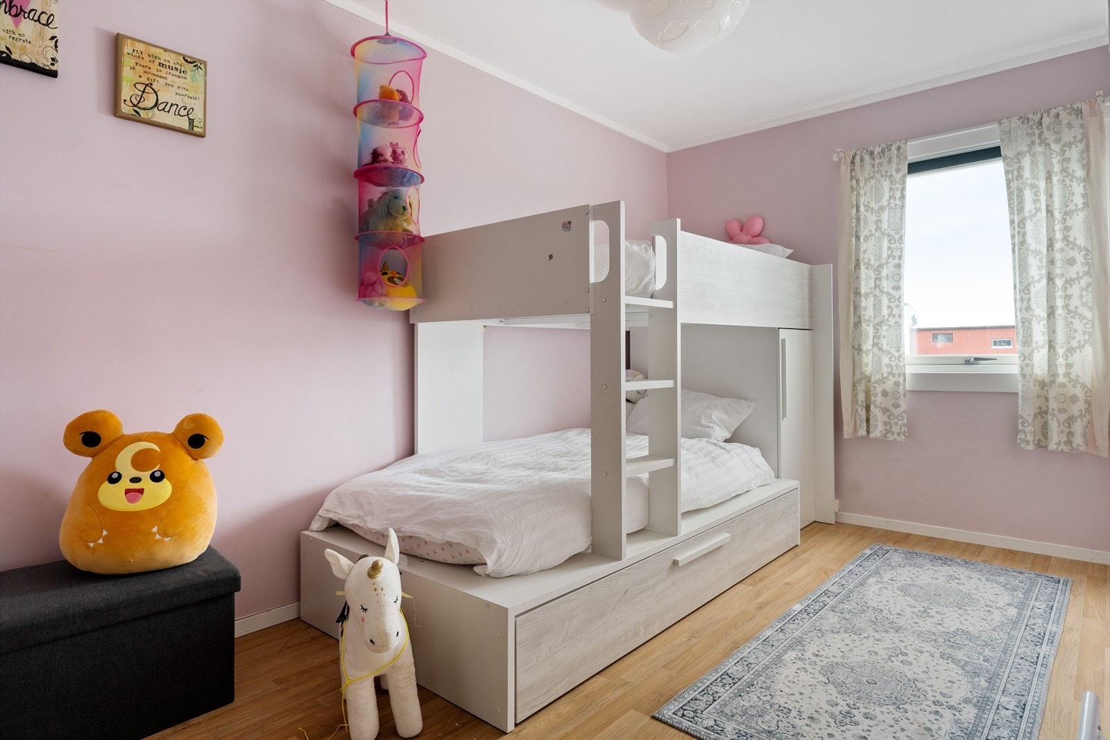 Alle soverommene er etablert på samme plan, noe som er svært praktisk for barnefamilien. Galleribilde