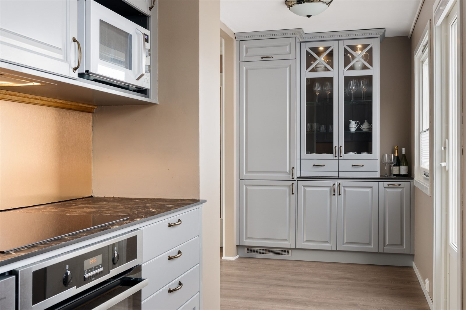 Kjøkkenet har god oppbevaringsplass samt integrert kjøleskap, platetopp og stekeovn. Oppvaskmaskin medfølger. Galleribilde