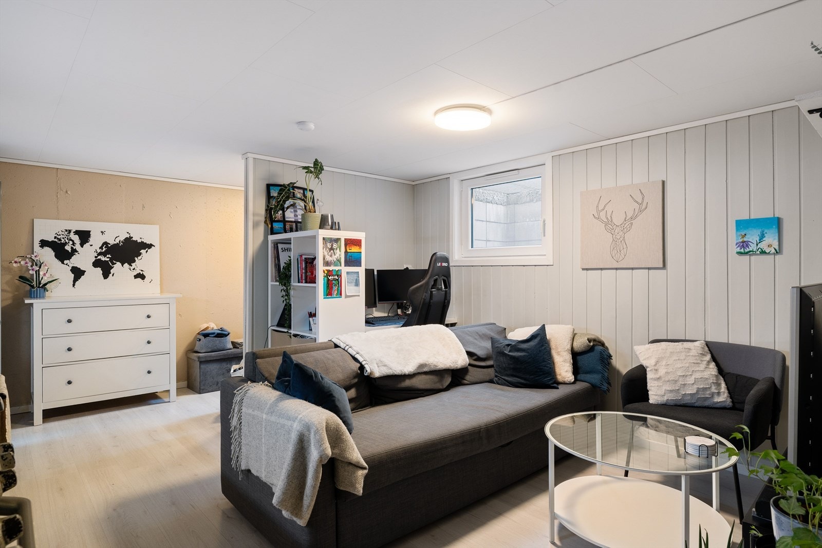 Kjelleren ble ombygd i 2020 med egen inngang, større vinduer, oppholdsrom og gjennomgående gulvvarme. Ferdigattest foreligger. Galleribilde