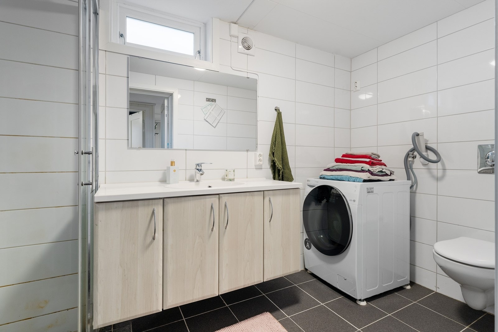 Flislagt bad på 5 kvm fra 2020. Her som i resten av kjelleren, er det behagelig gulvvarme. Galleribilde