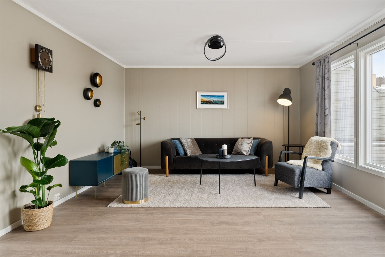 Boligen kombinerer tidløst uttrykk med moderne oppgraderinger. Galleribilde