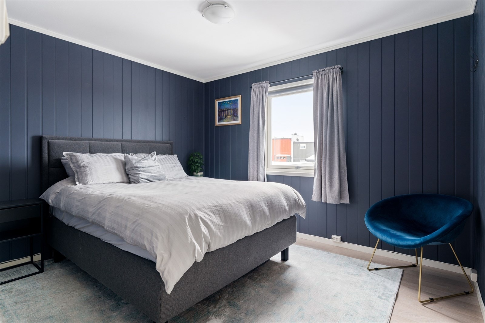 Boligens hoveddel har tre romslige soverom på 10, 10,5 og 6,5 kvm. Galleribilde