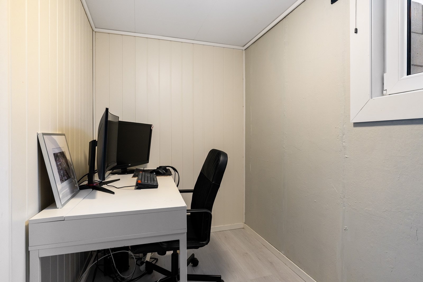 Hobbyrom på 5 kvm som kan benyttes som kontor, lagringsplass eller til andre praktiske formål. Galleribilde