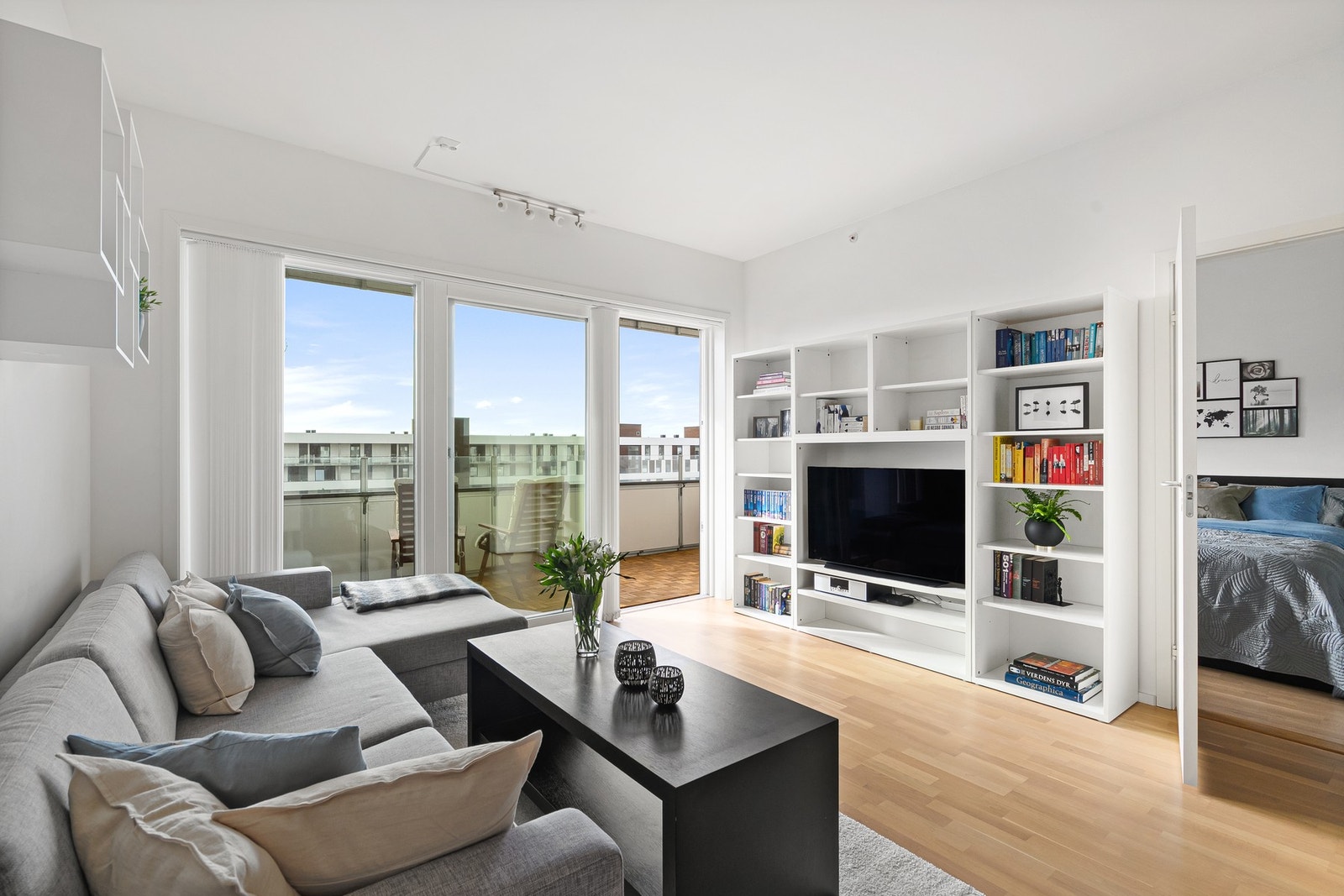 De store vindusflatene mot sørvest slipper inn rikelig med lys. Galleribilde