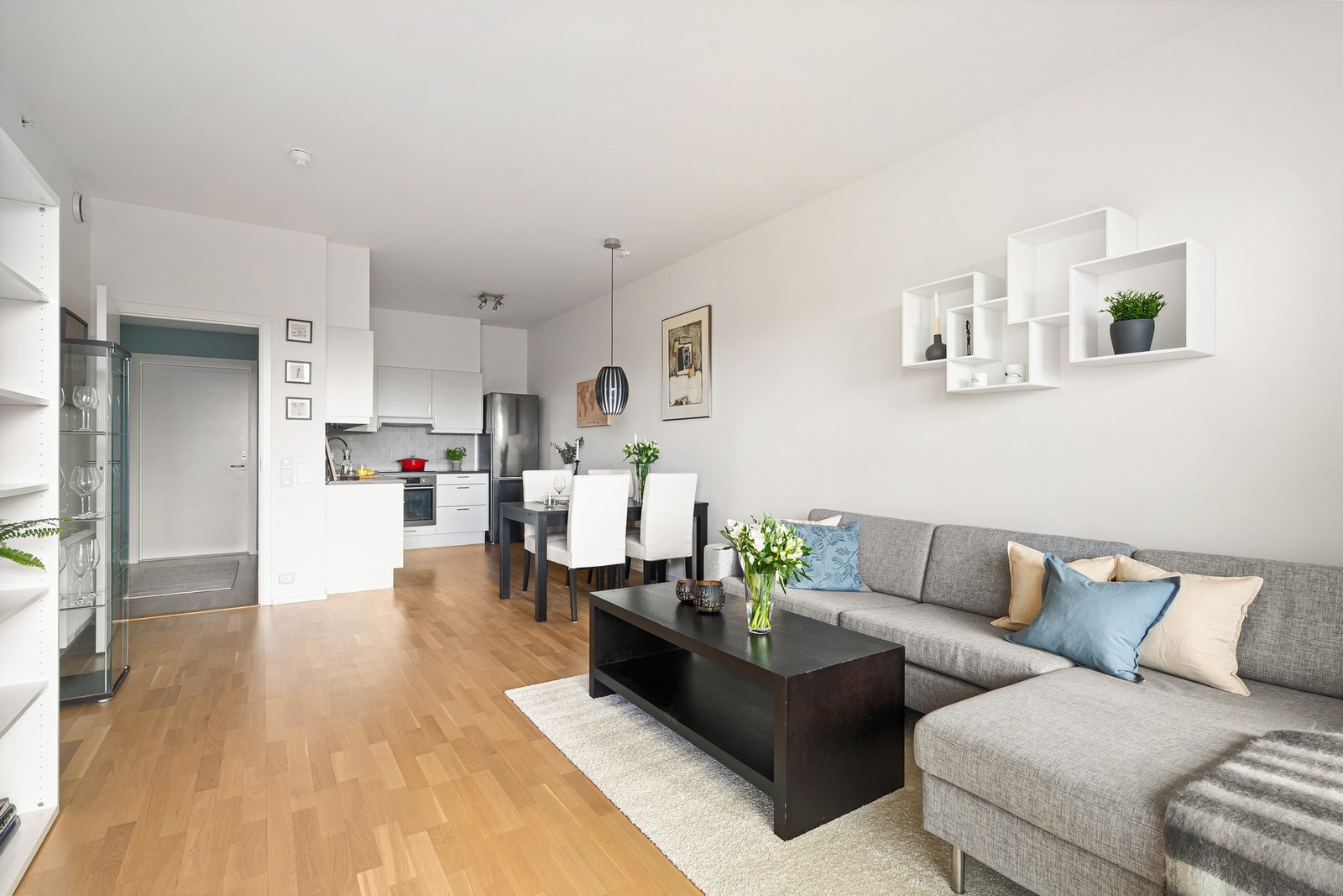 Mellom stuen og kjøkkenet er det god plass til et spisebord. Galleribilde