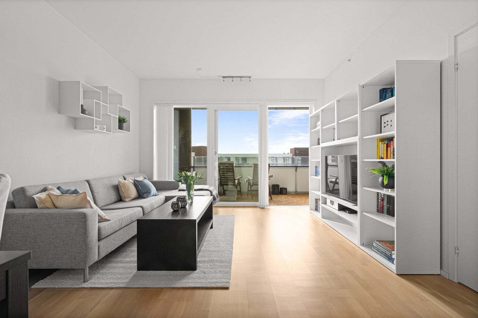 En takhøyde på nesten 2,8 m skaper en lys og luftig atmosfære. Galleribilde