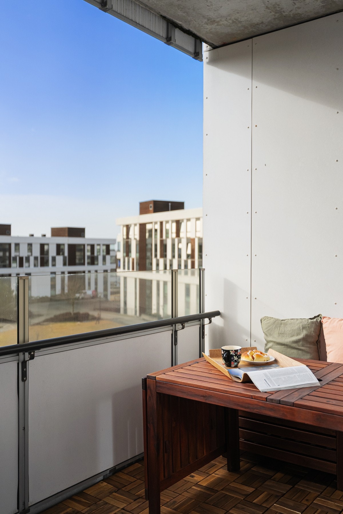 Balkongen er 15 kvm og det er god plass til diverse utemøbler. Galleribilde