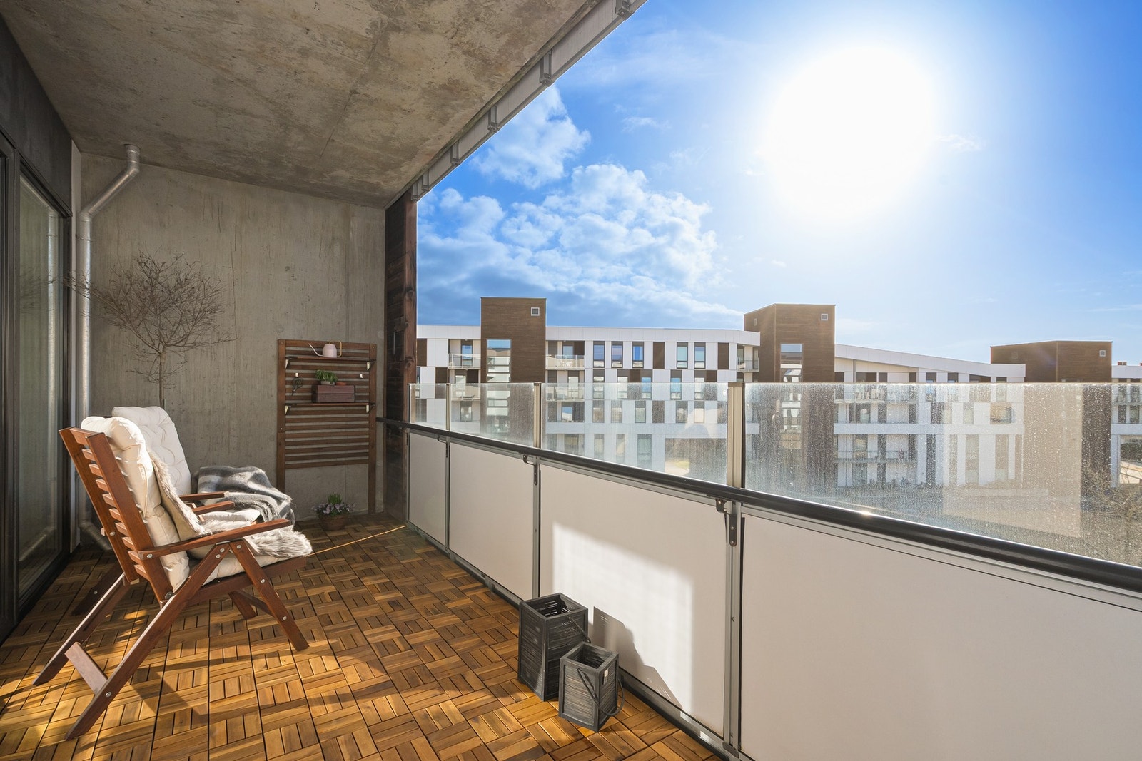 Balkongen ligger mot sørvest og har svært gode solforhold. Galleribilde