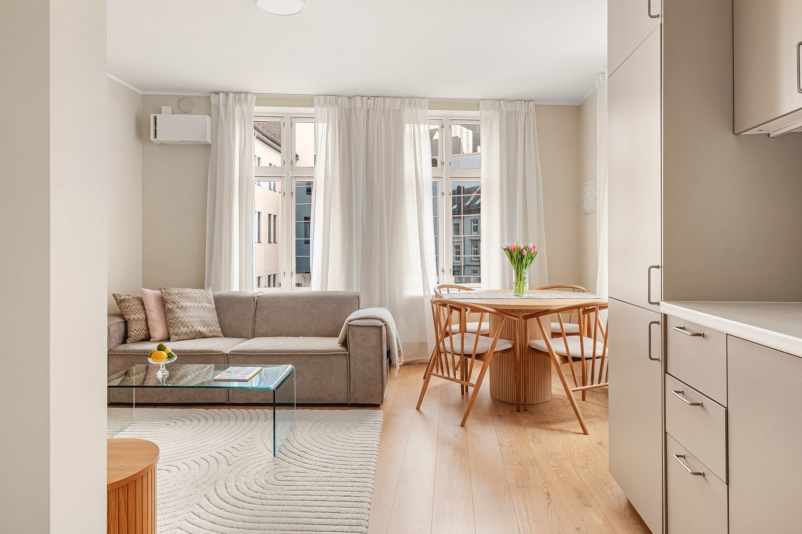 Rommets mini ventilasjon bidrar til å holder luften frisk og god, og gir muligheten for lufting av boligen uten å åpne vinduene. Galleribilde