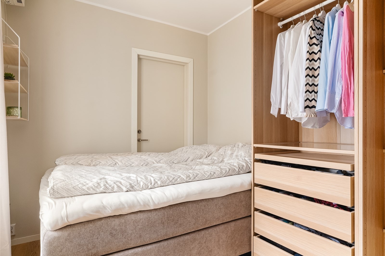 Soverommet, på 7 m2, står også i stil med resten av boligen og har plass til både stor seng, nattbord og ønsket garderobeløsning. Galleribilde