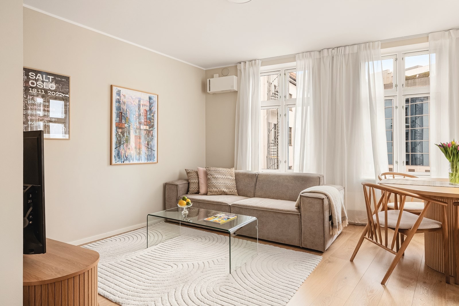 Den åpne stue-/kjøkkenløsningen på 24 m2, er malt i delikate varme farger og har god plass til ønsket møblering. Galleribilde