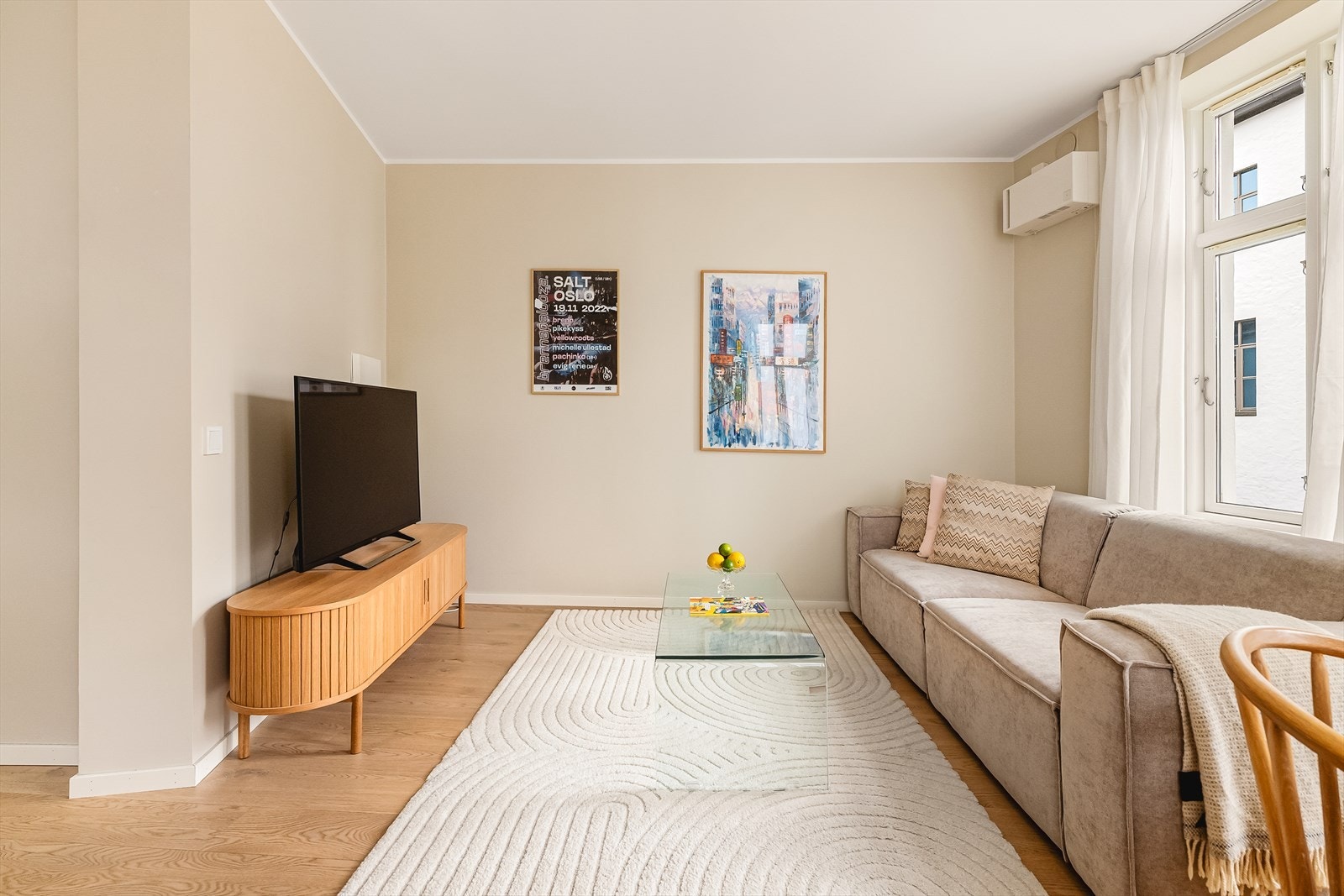 Leilighetens plassering på hjørne av bygget gir flere vinduer som bidrar med rikelig av naturlig lys. Galleribilde