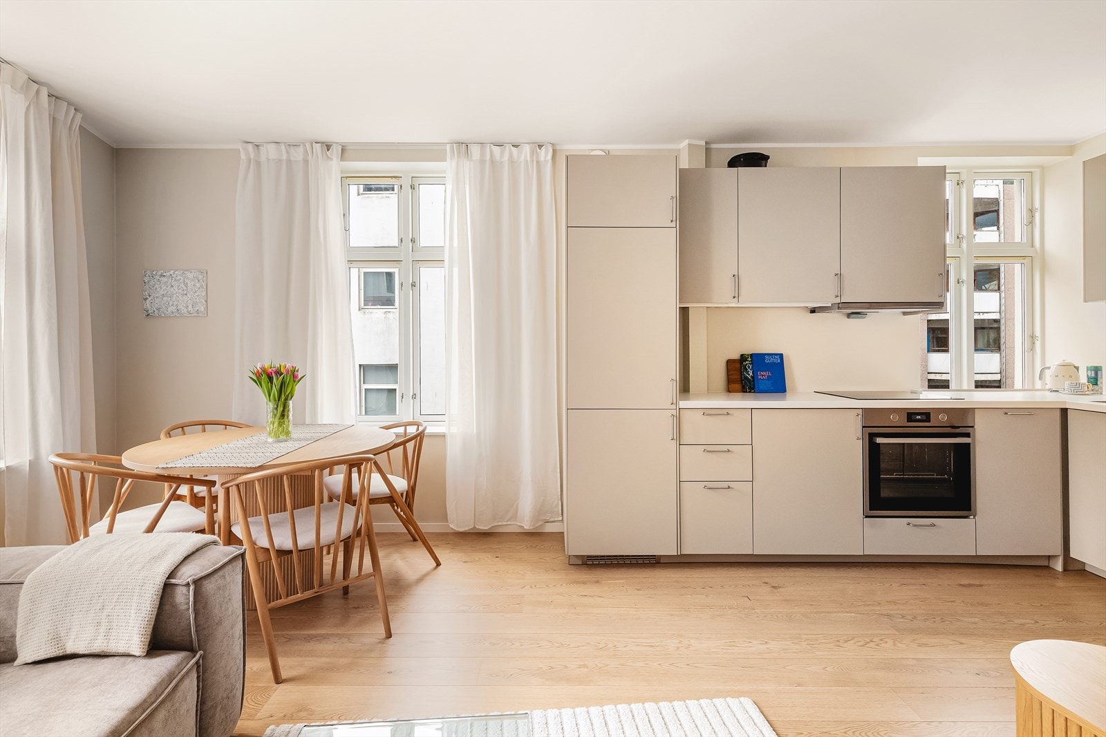 Store deler av leiligheten ble betydelig oppgradert i 2023/2024, med blant annet nytt, stilfullt kjøkken og lekkert gulv. Galleribilde