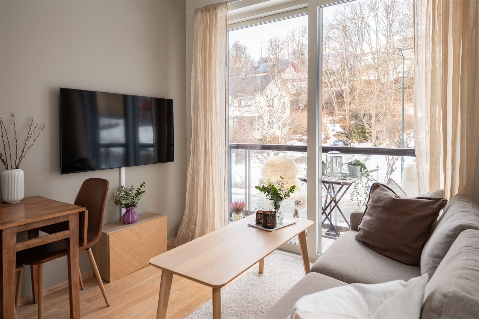 Felleskostnadene er lave og innholdsrike, og inkluderer elektroniske fellesavtaler, fjernvarme og diverse vedlikehold/drift iht. regnskap. Galleribilde