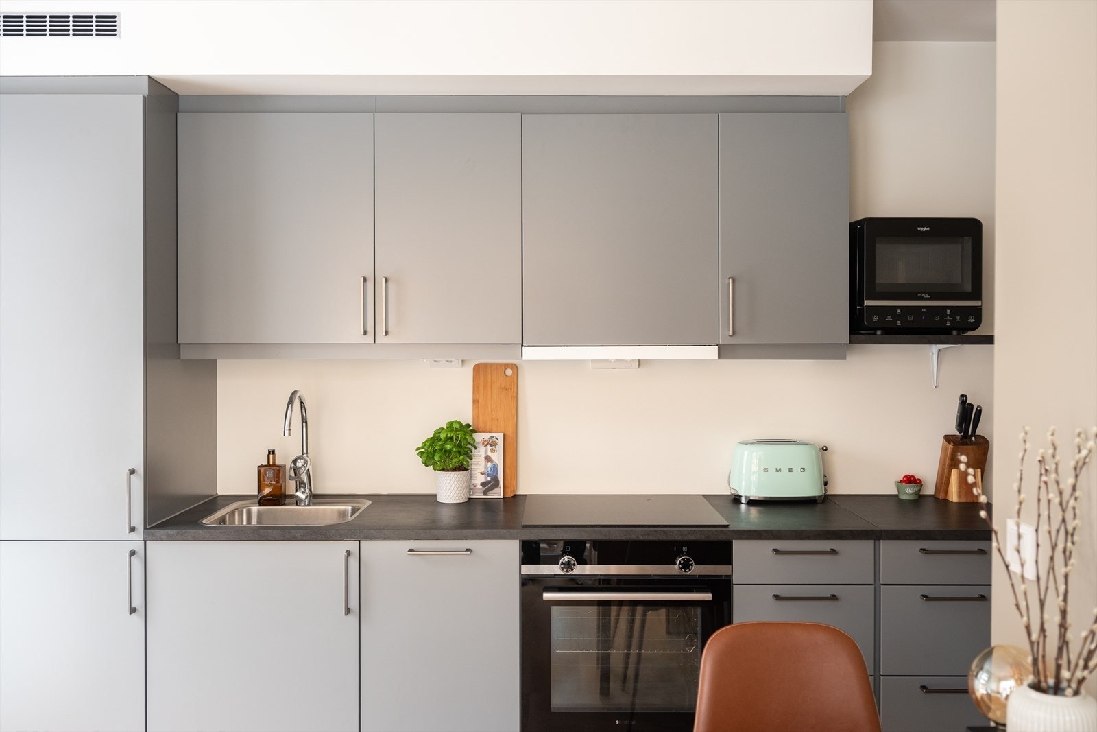 Kjøkkenet har integrerte hvitevarer som stekeovn, platetopp, oppvaskmaskin og kjøl/fryseskap. Integrerte hvitevarer medfølger handelen. Galleribilde