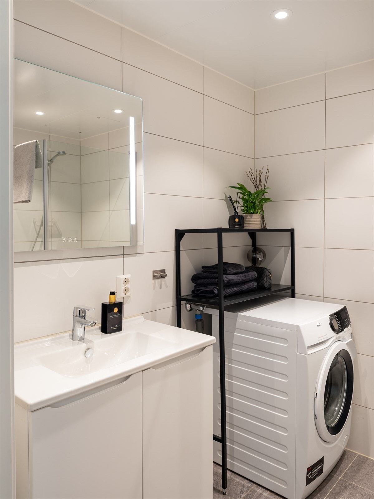 Pent og flislagt bad på 4m², med behagelig gulvvarme som varmekilde. Galleribilde