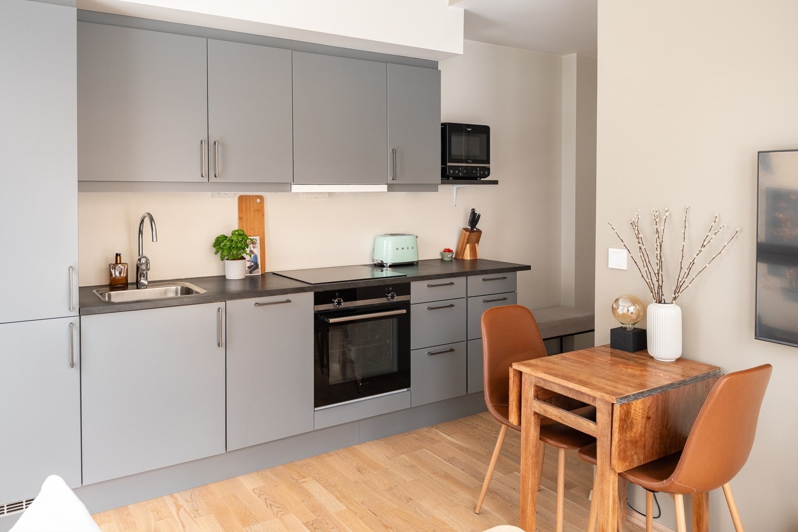 Delikat kjøkken fra HTH med Siemens hvitevarer og utvidet kjøkkenbenk. I likhet med resten av leiligheten har takstmann vurdert kjøkken til TG0 Galleribilde