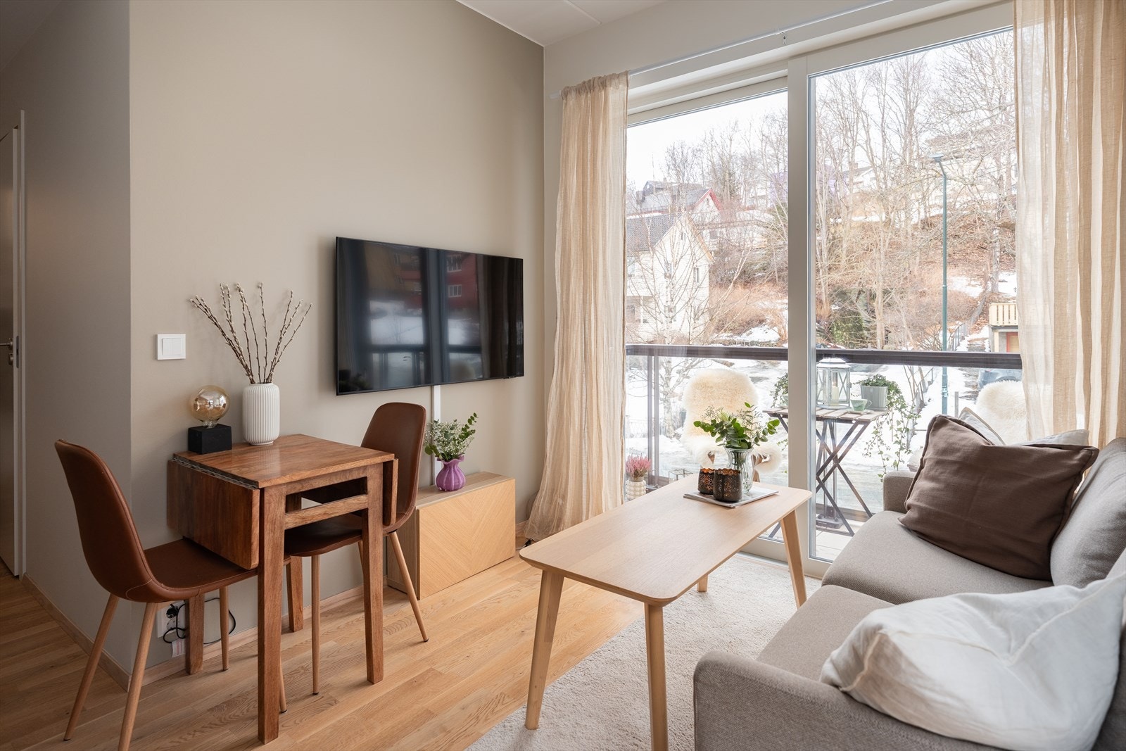 Leiligheten består av åpen stue- og kjøkkenløsning, bad, et soverom og entré. Her er det også verdt å merke seg den ekstra gode takhøyden. Galleribilde