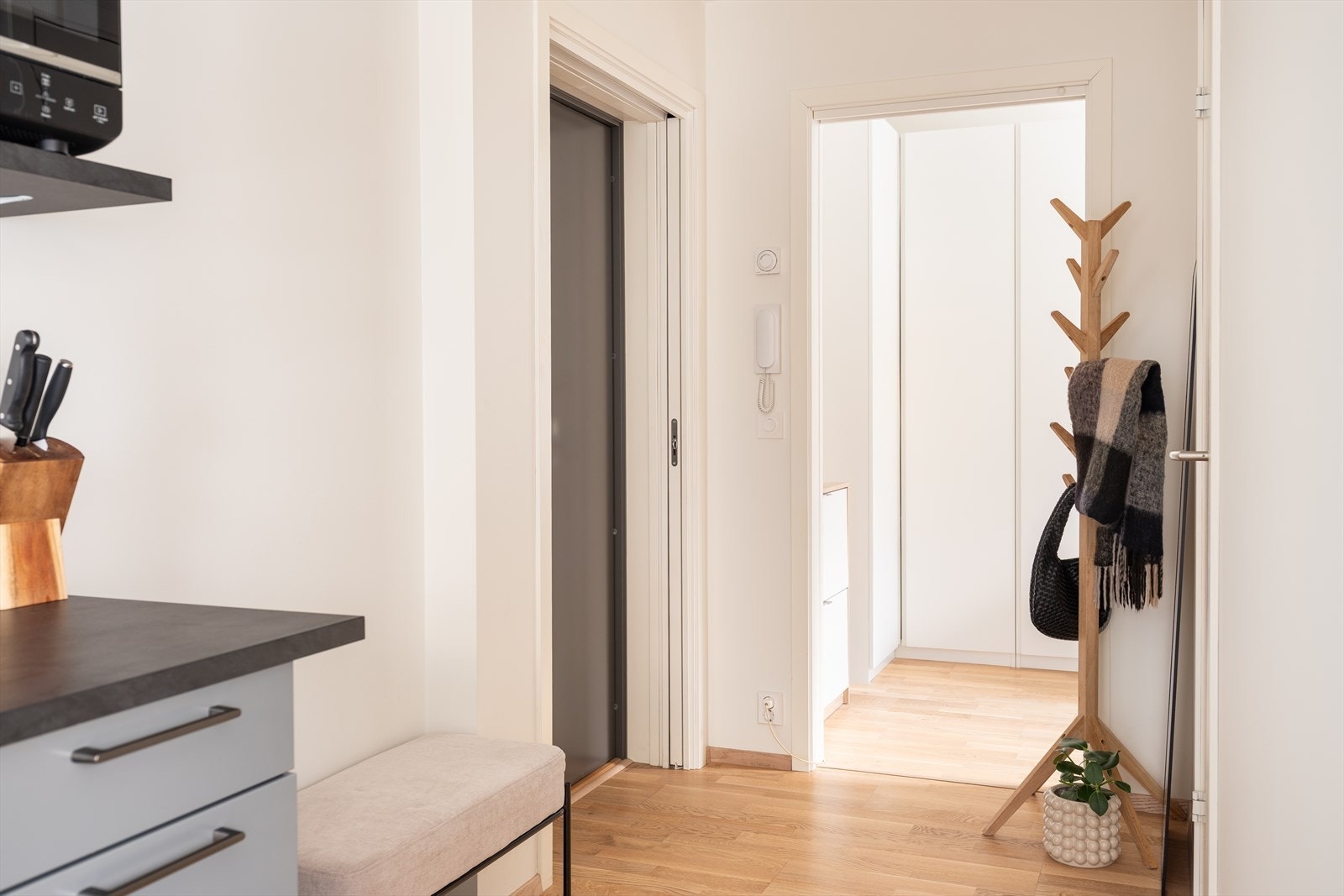 innbydende entré med plass til oppbevaring av både sko og yttertøy. Galleribilde