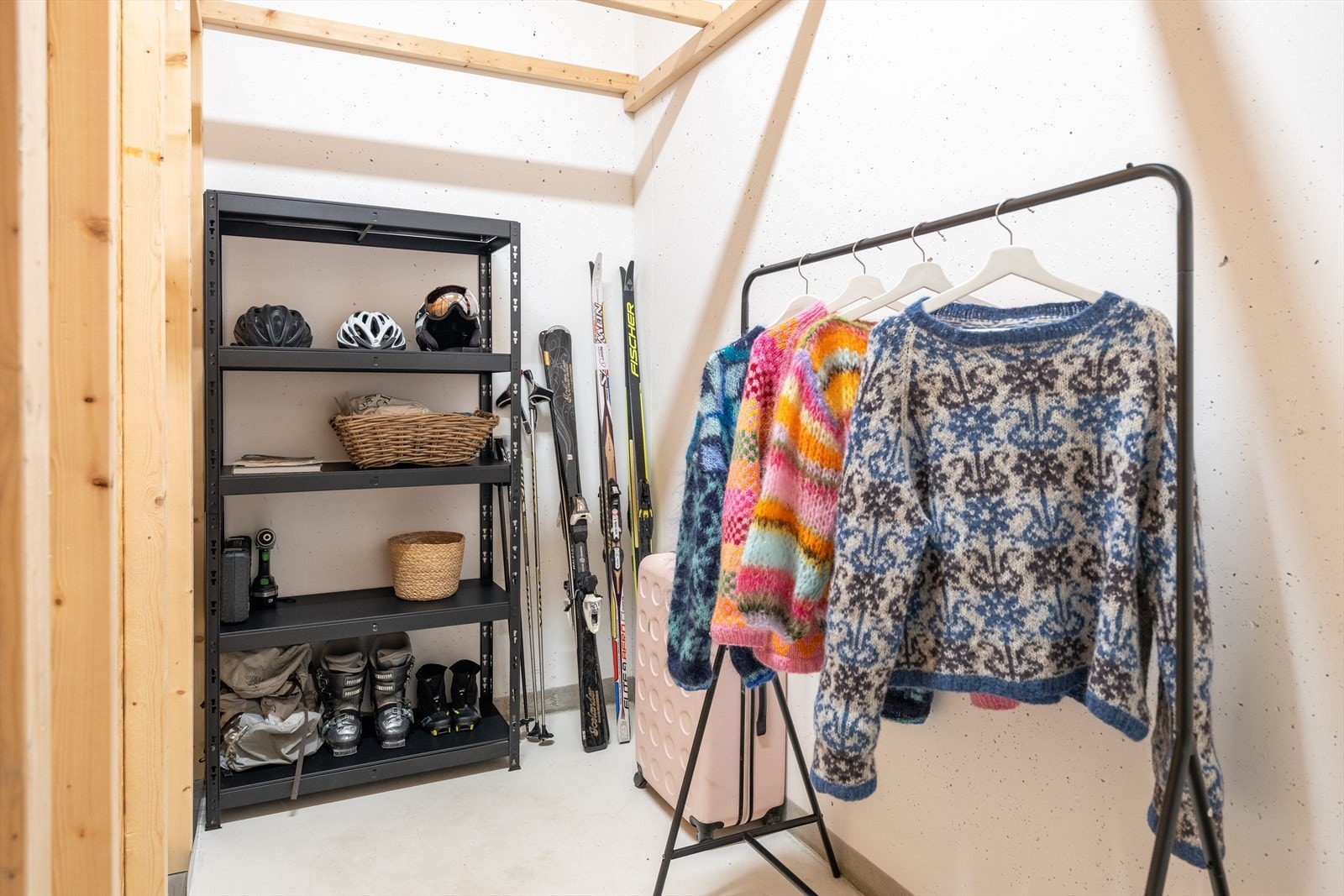 Det medfølger også bod i kjeller for ekstra lagringsplass. Galleribilde