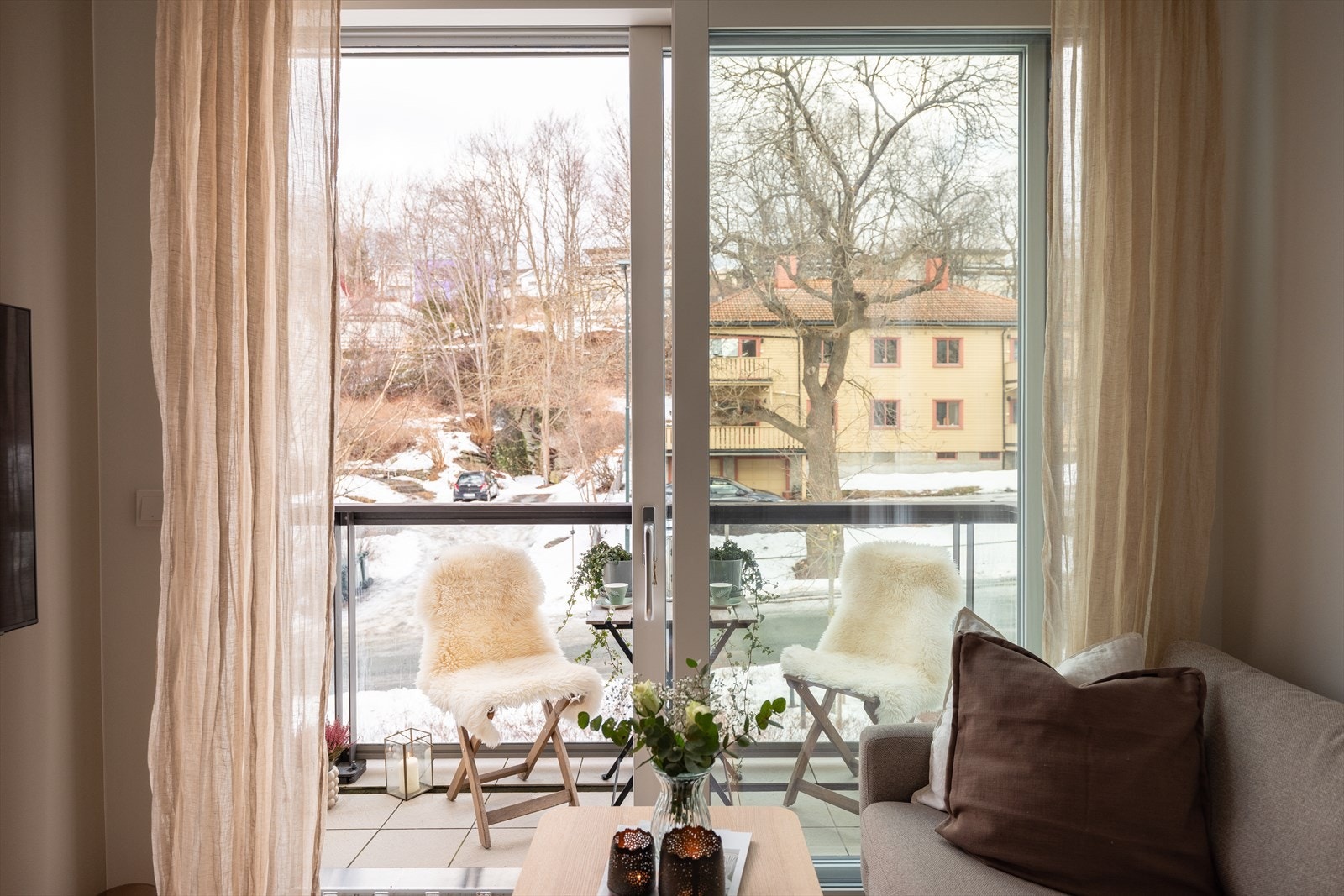 Det er direkte adkomst til balkongen fra stuen via en praktisk skyvedør, noe som gjør at balkongen enkelt fungerer som en forlengelse av stuen på varme og solrike dager. Galleribilde