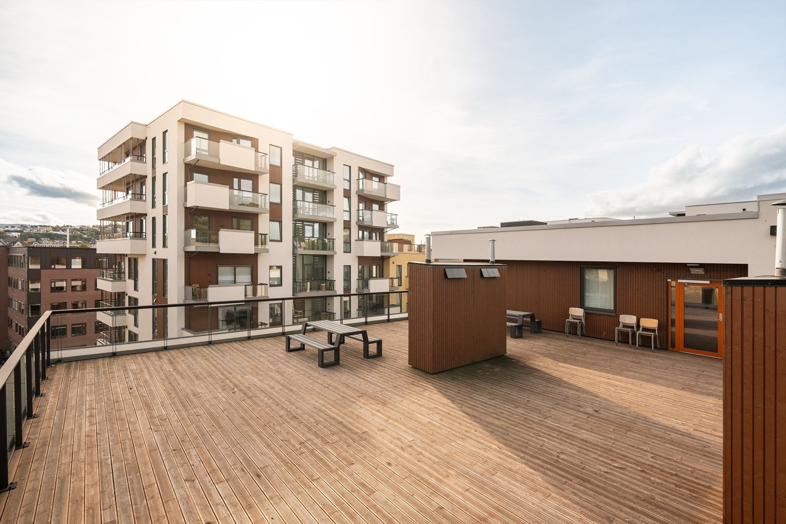 Det er også verdt å nevne at sameiet byr på en takterrasse til disposisjon for beboerne - kun en heistur unna. I sommersesongen settes det ut benker på terrassen til felles bruk. Galleribilde