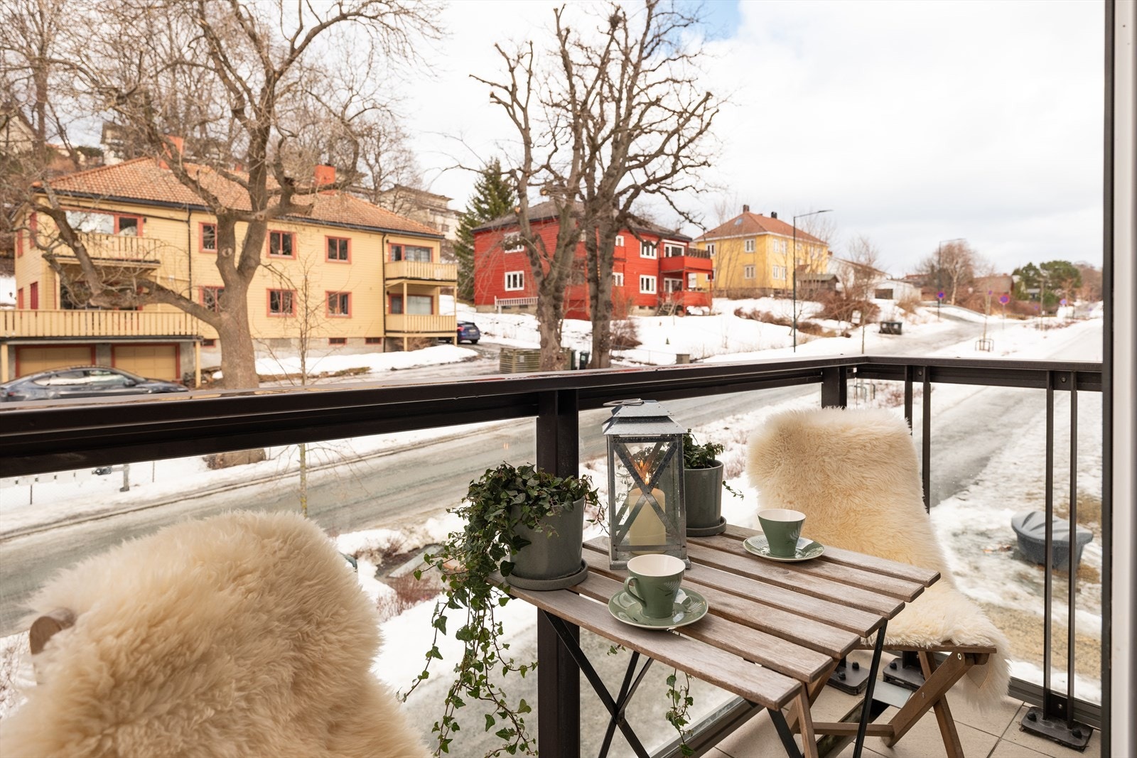Fra stuen er det direkte adkomst til en flislagt balkong på 2m². Galleribilde