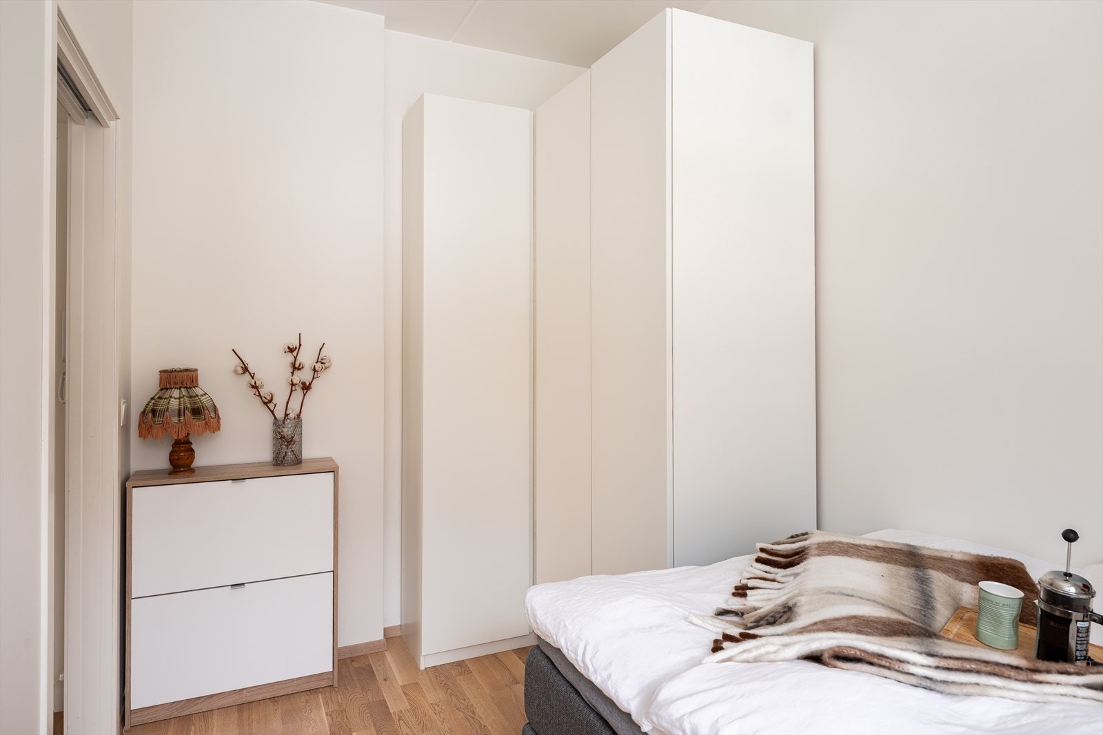 Garderobeskapet medfølger naturligvis handelen. Galleribilde