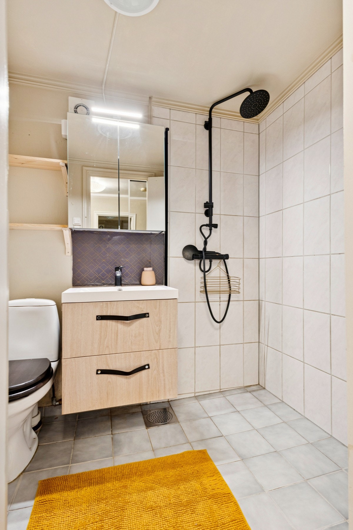 Badet ble oppusset i 2010, vask og overskap skiftet i 2017. Galleribilde