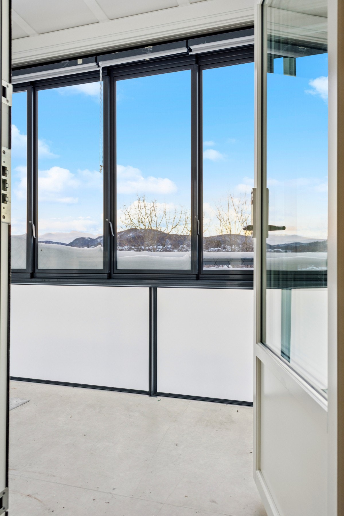 Fra stuen kommer du til en innglasset balkong. Galleribilde