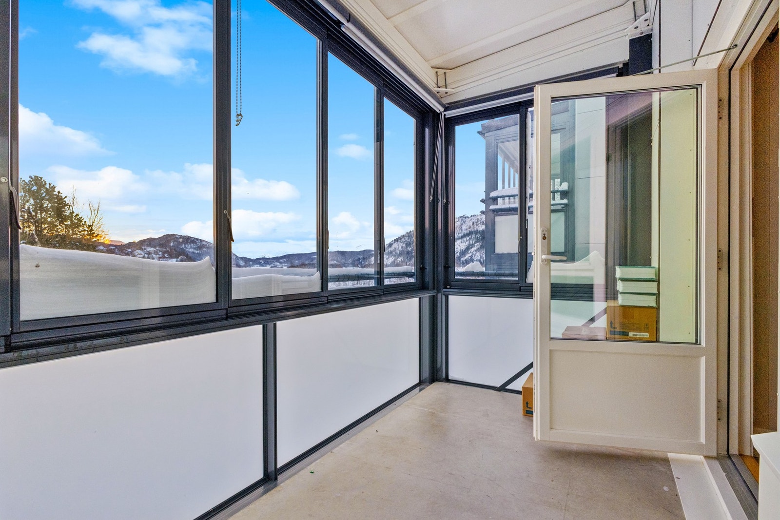 Den innglasset balkongen gir et lunt og skjermet uteområde du kan nyte store deler av året. Galleribilde