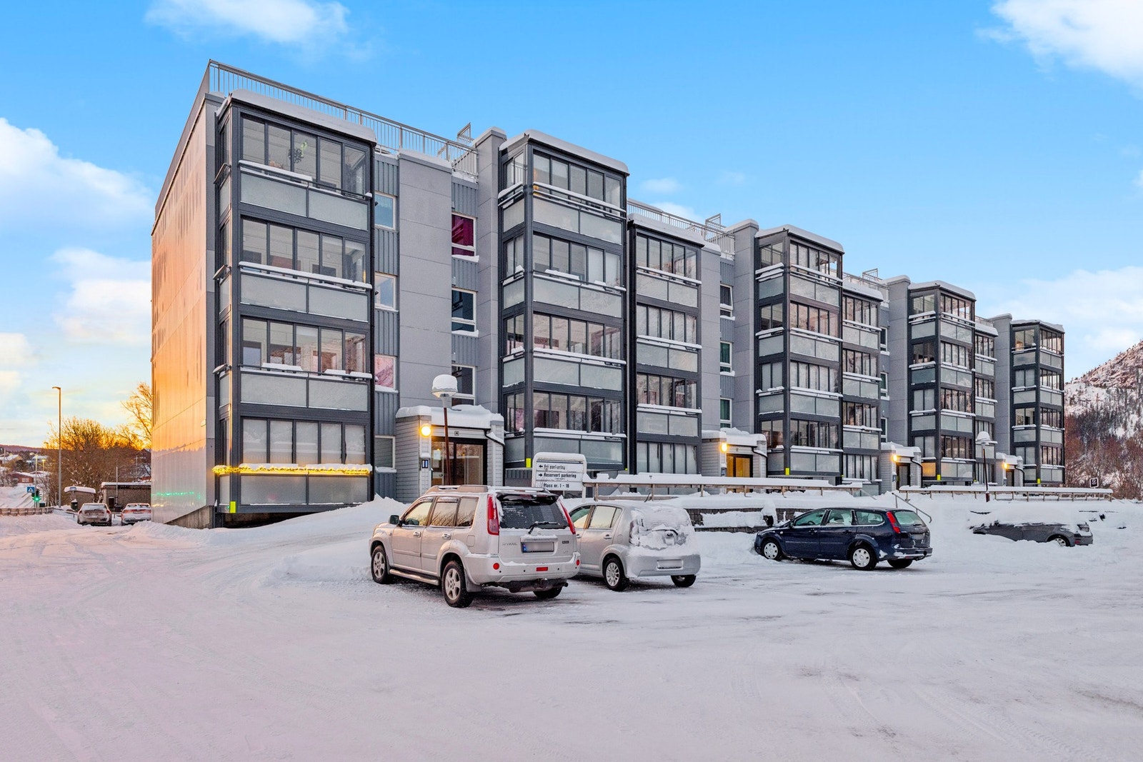 Mulighet for å kunne få fast parkeringsplass, med venteliste. Ellers parkering på felles parkering. Galleribilde