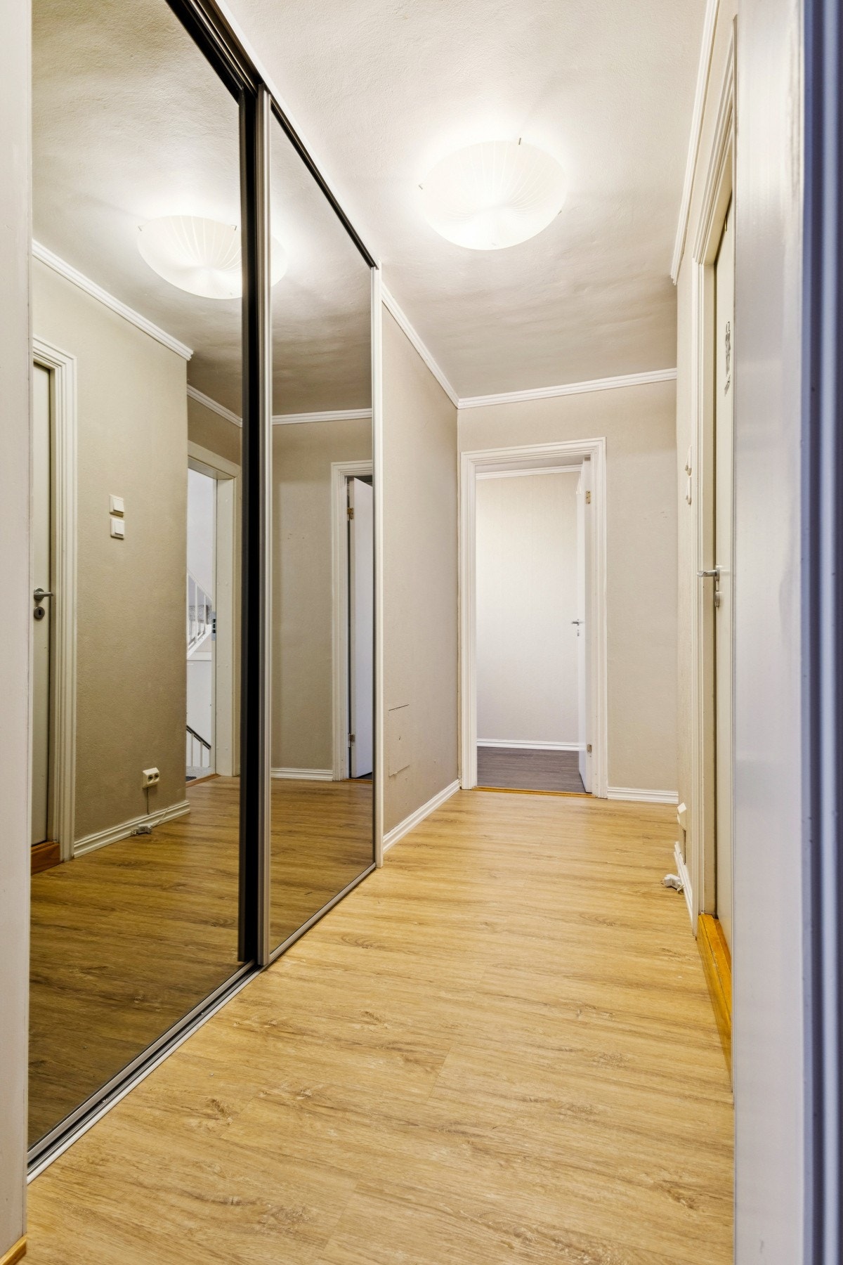 Her får du en romslig skyvedørsgarderobe som gir en ryddig og praktisk velkomst i gangen. Galleribilde