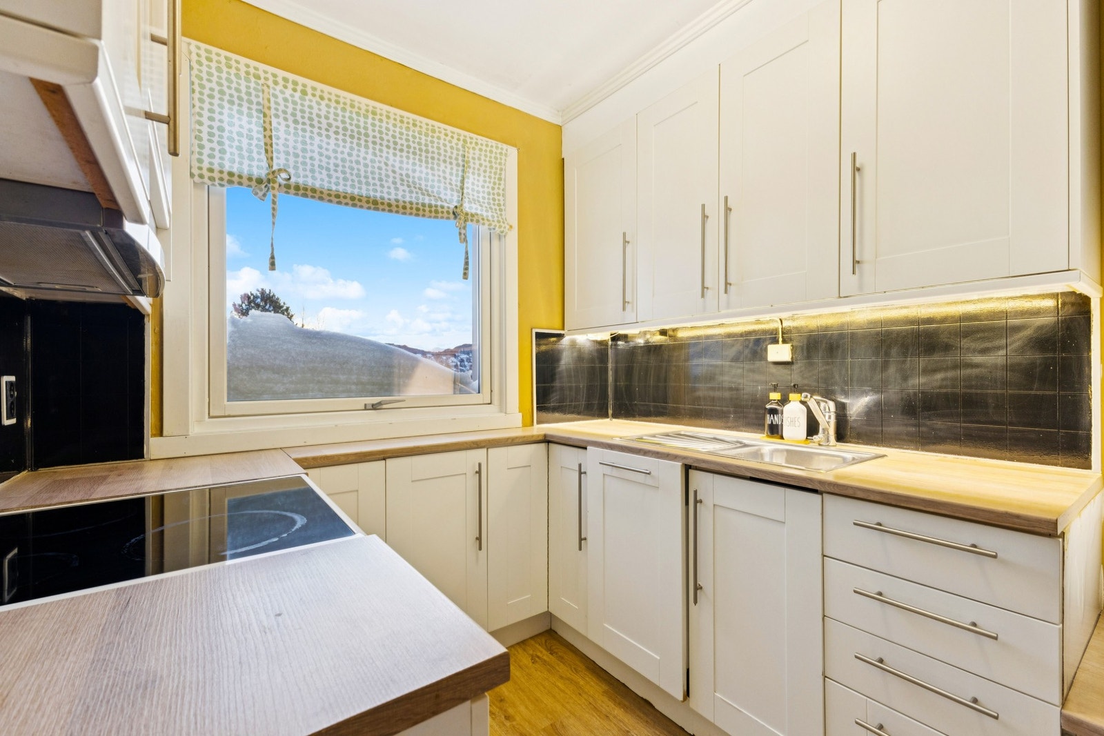 Kjøkken med hvite fronter fra 2013, praktisk innredet med god plassutnyttelse og avtrekk ut. Galleribilde