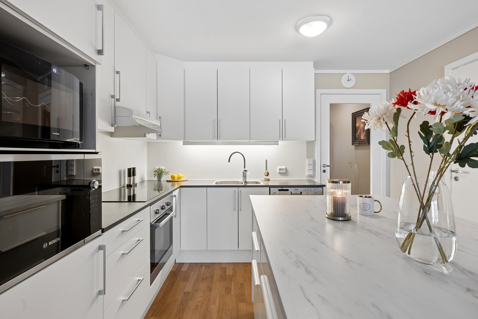 Kjøkkenet er oppgradert og utvidet med integrerte hvitevarer, samt stor kjøkkenøy med skuffer. Galleribilde