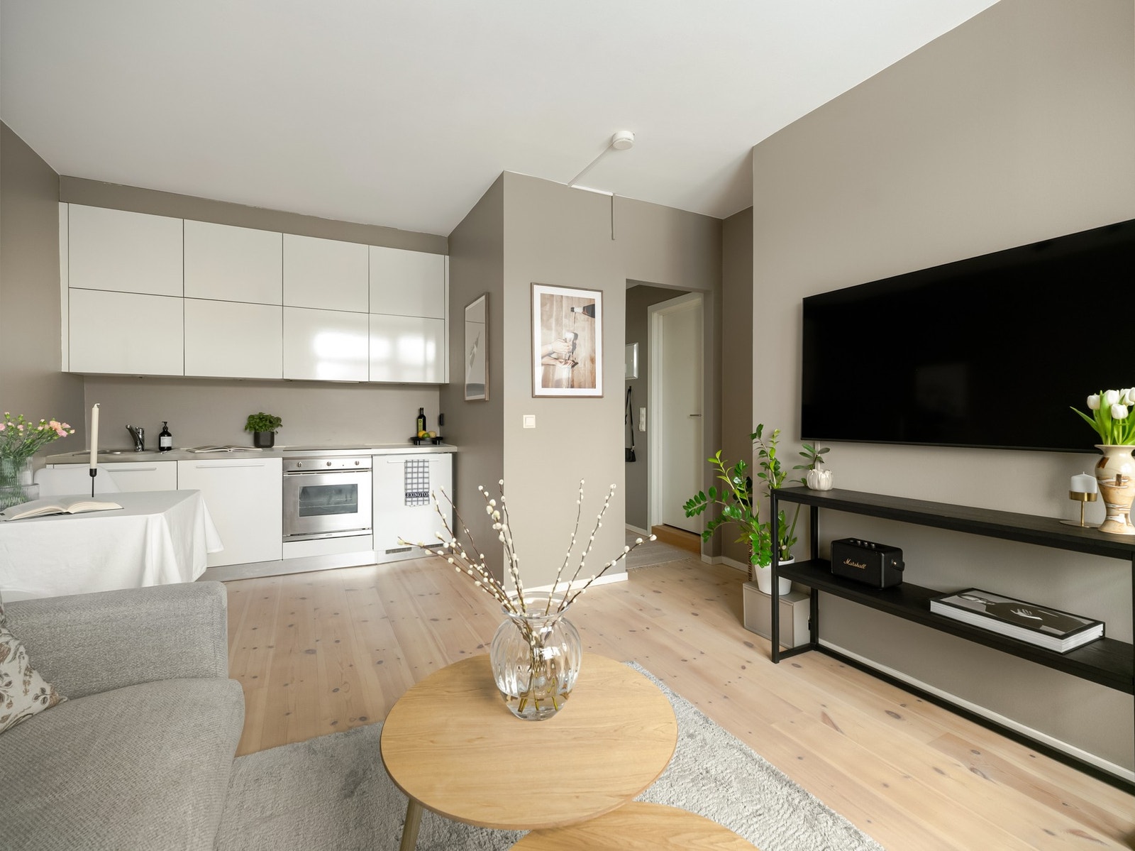 Det flotte furugulvet er slipt og hvitpigmentert i 2026. Galleribilde