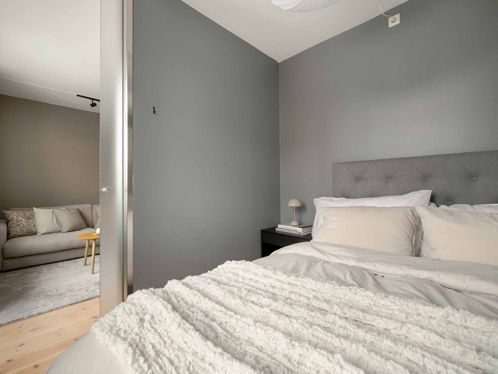 Sengen som står her i dag er 150 cm bred med plass til nattbord ved siden av. Men du lurer kanskje på hvor klesskapet er? Galleribilde