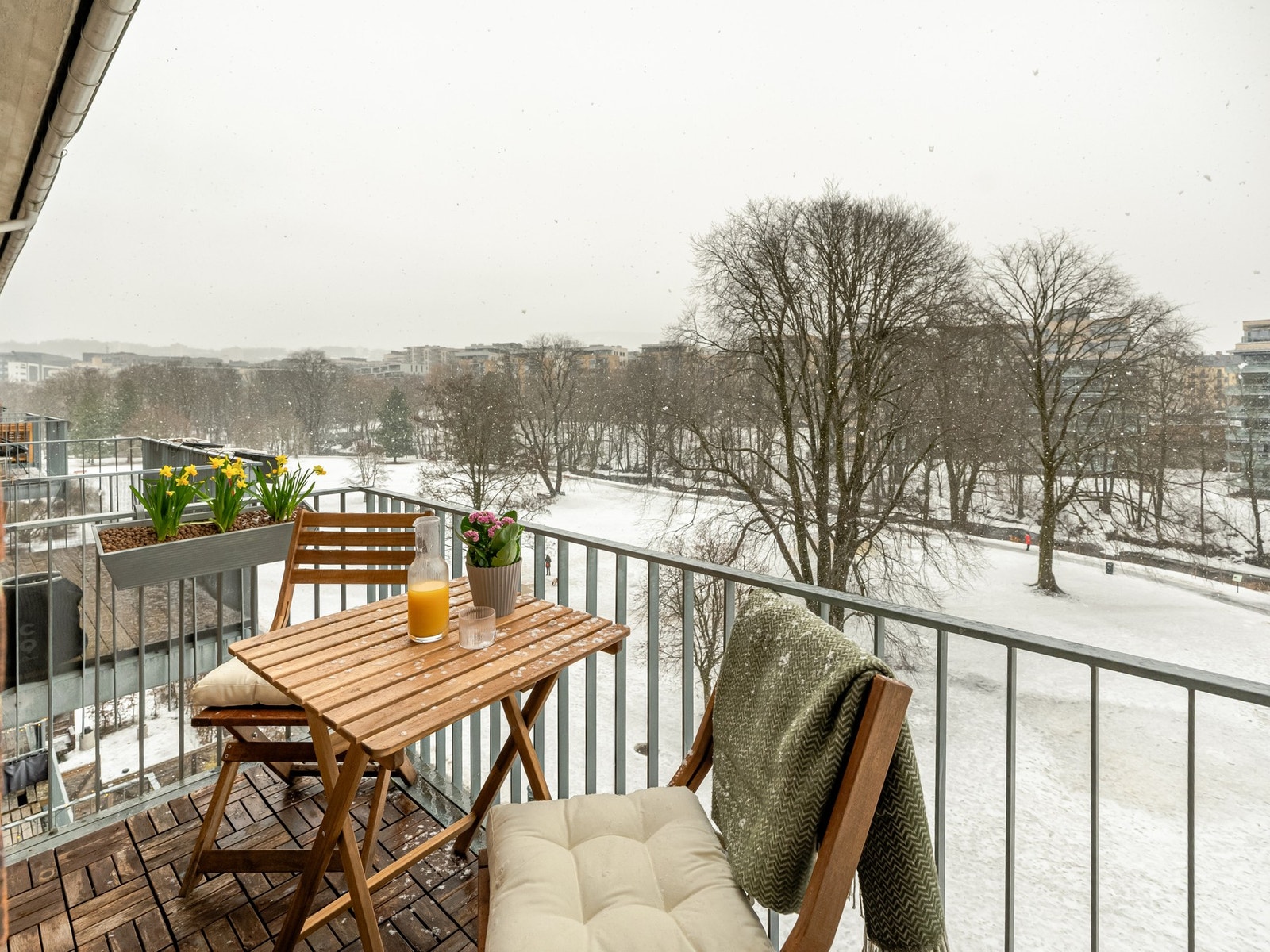 Balkongen er østvendt som vil si at du har sol fra tidlig morgen til ca. 13.30-tiden på høysommeren. Skulle du ønske mer sol vil du få stor glede av parken rett utenfor. Galleribilde