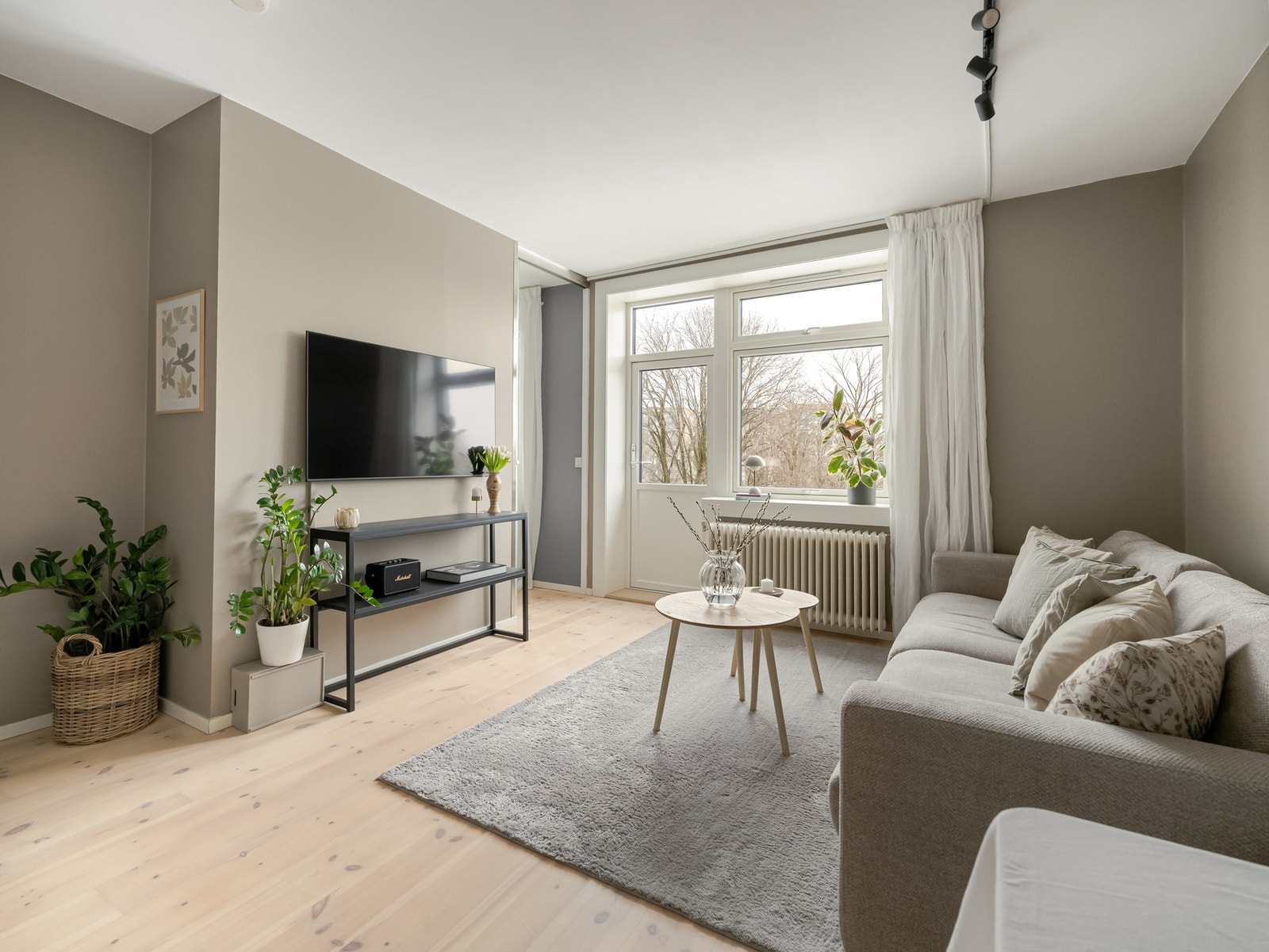 Dette er selve hjertet i boligen, med plass til den store sofaen du har drømt om og en møblering som ellers faller naturlig. Galleribilde